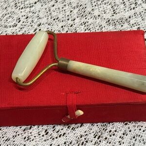 Vtg Facial Roller Jade Skin Massager and Anti-Aging Wrinkle Reducer with Case